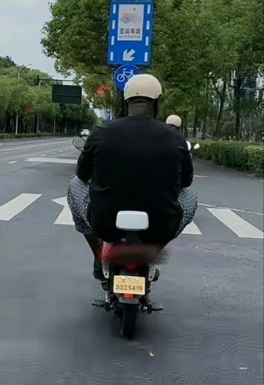 奥尼尔中国行骑电瓶车