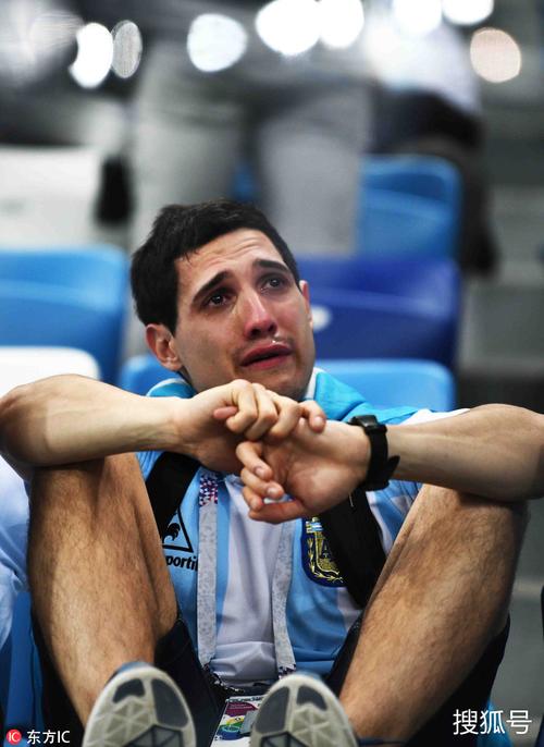 阿根廷球员哭了