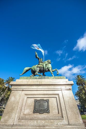阿根廷那个很高的雕像是谁